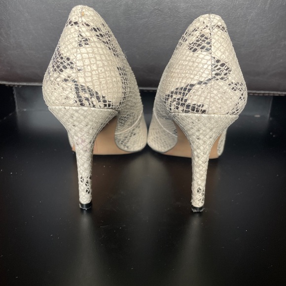 Vince Camuto 5-5.5 snakeskin pointed toe pumps - Picture 3 of 4